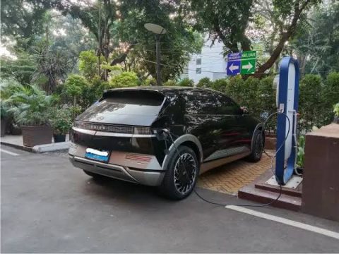 Biaya pengisian baterai mobil listrik kini semakin menarik perhatian. Dengan modal mulai Rp48 ribuan, pengguna bisa mendapatkan energi untuk perjalanan harian. Simak perhitungan dan faktor yang memengaruhi biaya ngecas EV.
