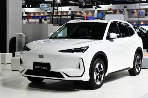 Geely EX5 tampil lebih sporty dengan bodykit ZAD yang mengubah tampilan SUV listrik ini menjadi lebih agresif dan berkarakter. Simak transformasi terbarunya di sini.