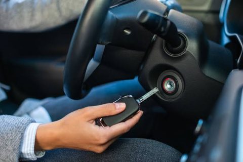 Mobil jarang dipakai bukan hanya soal aki soak. Simak waktu ideal memanaskan mobil dan tips perawatan penting agar mesin tetap sehat dan awet.