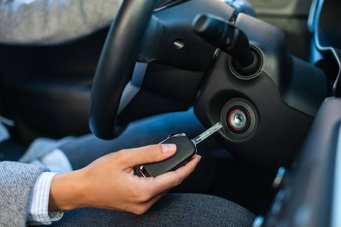 Mobil jarang dipakai bukan hanya soal aki soak. Simak waktu ideal memanaskan mobil dan tips perawatan penting agar mesin tetap sehat dan awet.