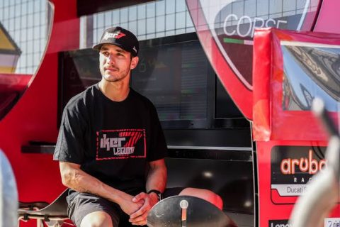Alex Marquez dipastikan absen di MotoGP Hungaria 2026 akibat cedera serius. Gresini Racing secara mengejutkan menunjuk pembalap World Superbike, Iker Lecuona, untuk mengendarai Ducati GP26 di Balaton Park.