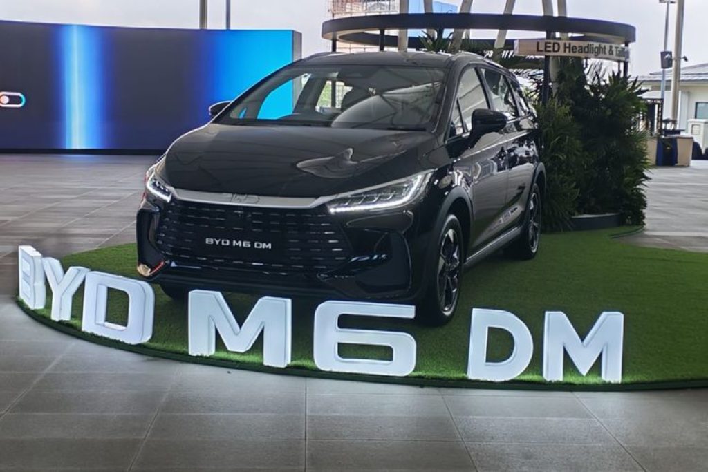 BYD M6 DM mencuri perhatian dengan klaim konsumsi bahan bakar hingga 65 km per liter. Hasil pengujian sejauh 150 km yang nyaris tanpa penggunaan bensin memperkuat daya tarik MPV plug-in hybrid ini di pasar otomotif.