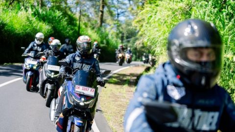 Kenaikan harga Pertamax mulai memengaruhi pola mobilitas masyarakat. Banyak pengguna mobil memilih beralih ke motor untuk aktivitas sehari-hari demi menekan pengeluaran bahan bakar dan biaya operasional.