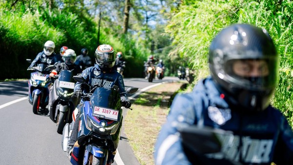 Kenaikan harga Pertamax mulai memengaruhi pola mobilitas masyarakat. Banyak pengguna mobil memilih beralih ke motor untuk aktivitas sehari-hari demi menekan pengeluaran bahan bakar dan biaya operasional.