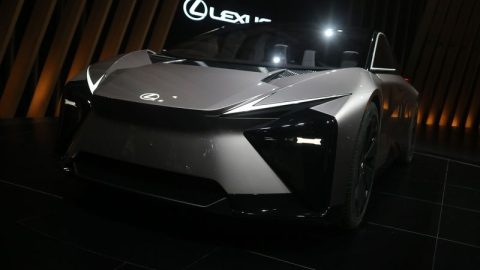 Lexus dikabarkan membatalkan pengembangan sedan listrik terbaru sebelum memasuki tahap produksi massal. Keputusan ini memunculkan pertanyaan mengenai strategi kendaraan listrik premium di tengah perubahan tren pasar otomotif global.