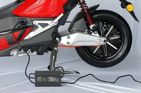 Fast charging pada motor listrik menawarkan pengisian daya yang cepat dan praktis. Namun, apakah teknologi ini benar-benar aman untuk baterai? Artikel ini membahas dampak, risiko, dan cara aman menggunakan fast charging.