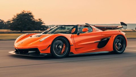 Mematikan fitur keselamatan pada supercar bisa meningkatkan risiko kecelakaan. Simak fungsi sistem keselamatan, dampaknya terhadap kendali mobil, dan alasan mengapa fitur tersebut sebaiknya tetap aktif.