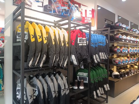 Apparel motor lokal semakin kompetitif berkat adaptasi terhadap iklim tropis dan penerapan standar kualitas global. Simak faktor yang membuat produk dalam negeri mampu bersaing dengan merek internasional.