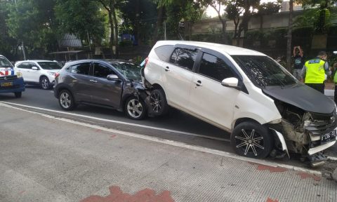 Mobil mengalami tabrakan dari belakang belum tentu harus mengganti panel bodi. Kenali jenis kerusakan, proses perbaikan, dan kapan panel baru benar-benar diperlukan agar tidak mengeluarkan biaya berlebihan.
