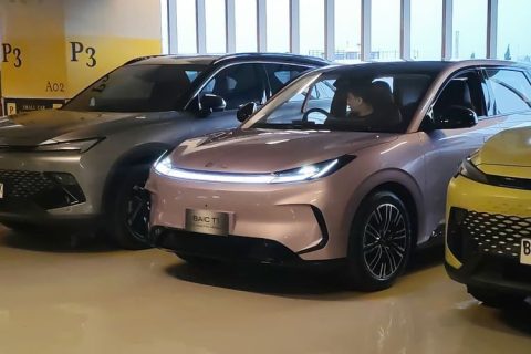 BAIC T1 dibekali fitur parkir otomatis yang mampu membantu pengemudi melakukan manuver di ruang sempit. Teknologi ini dirancang untuk meningkatkan kenyamanan, kemudahan, dan keamanan saat parkir.