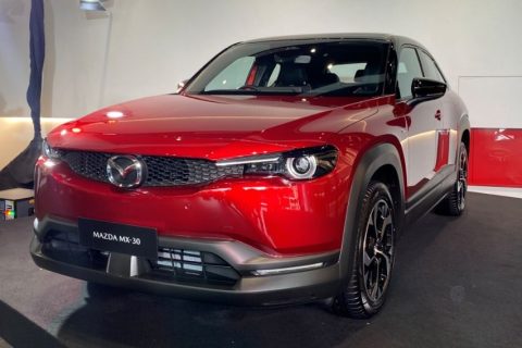 Mazda MX-30 menghadapi tantangan besar di pasar mobil listrik Indonesia yang semakin kompetitif. Persaingan harga, fitur, hingga dominasi merek lain menjadi faktor yang menentukan peluang SUV listrik ini di Tanah Air.