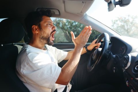 Emosi yang tidak stabil saat berkendara dapat meningkatkan risiko kecelakaan. Simak penyebab, dampak, dan cara mengendalikan emosi agar perjalanan tetap aman dan nyaman.