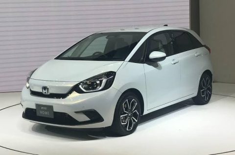 Honda Jazz kembali mendapatkan penyegaran dengan desain lebih modern dan fitur yang semakin lengkap. Simak perubahan terbaru yang membuat hatchback legendaris ini tetap menarik.