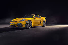Ban supercar mudah selip bukan hanya karena mesin bertenaga besar. Simak penyebab kehilangan traksi, mulai dari karakter ban, kondisi jalan, hingga faktor pengemudi.
