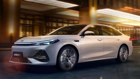 Geely Galaxy A7 mencatatkan rekor dunia dengan jarak tempuh hingga 2.608 kilometer dalam sekali pengisian energi. Pencapaian ini menunjukkan kemajuan signifikan teknologi hybrid dan efisiensi kendaraan modern.