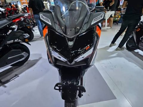 Yadea GT80 hadir sebagai motor listrik bergaya Grand Touring dengan desain premium, fitur modern, dan kenyamanan maksimal. Simak spesifikasi, keunggulan, serta potensi motor listrik ini di pasar Indonesia.