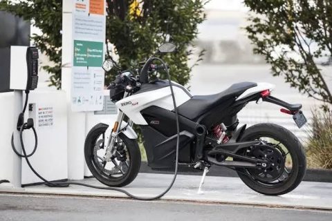 Motor listrik sering dicas semalaman apakah aman? Simak penjelasan bengkel tentang risiko, fungsi BMS, serta tips mengecas yang benar agar baterai tetap awet dan tahan lama.