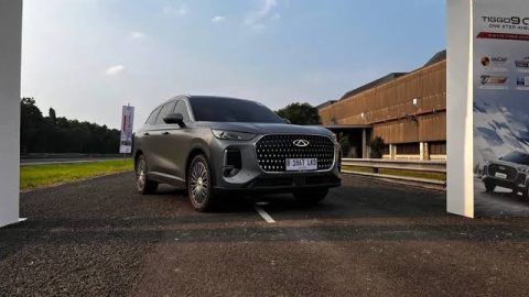 Chery Tiggo 9 CSH memiliki fitur Vehicle to Load (V2L) yang memungkinkan mobil menjadi sumber listrik layaknya genset. Simak cara menggunakan V2L, manfaatnya, serta perangkat elektronik yang dapat dioperasikan dengan aman.