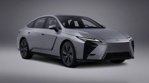Lexus ES Hybrid dan versi listrik dikabarkan siap tampil di GIIAS 2026. Simak bocoran teknologi, desain, serta peluang sedan premium ini di pasar otomotif Indonesia.