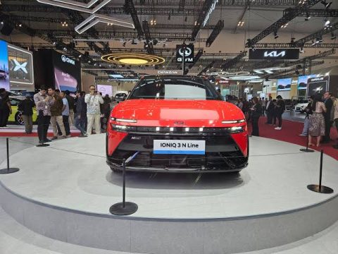 Hyundai Ioniq 3 N Line tampil di GIIAS 2026 dan sukses mencuri perhatian, namun belum dijual di Indonesia. Simak alasan di balik strategi Hyundai serta potensi kehadiran mobil listrik sporty ini di masa depan.