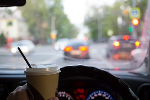 Benarkah kopi bisa menghilangkan rasa kantuk saat mengemudi? Simak fakta ilmiah, manfaat, dan batasan konsumsi kafein agar perjalanan tetap aman.