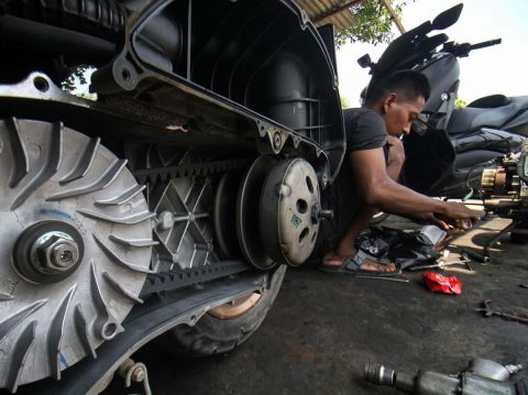 Modifikasi CVT pada motor skutik tidak selalu membuat performa lebih baik. Kesalahan memilih komponen dan penyetelan justru dapat meningkatkan konsumsi BBM serta mempercepat keausan komponen transmisi.