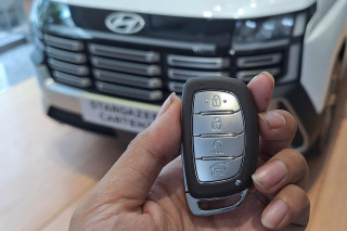 Smart key mobil hilang bukan berarti kendaraan tidak lagi aman. Simak penjelasan mengenai apakah smart key dapat diduplikasi, proses penggantiannya, serta langkah yang perlu dilakukan untuk menjaga keamanan mobil.