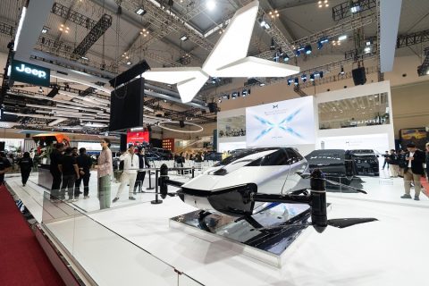 XPeng mencuri perhatian di GIIAS 2026 dengan menghadirkan mobil terbang dan robot humanoid. Inovasi futuristis ini menunjukkan arah baru industri otomotif yang menggabungkan kendaraan listrik, AI, dan teknologi mobilitas masa depan.