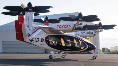 Toyota semakin serius memasuki industri mobilitas udara dengan memperkuat investasinya di pengembangan taksi terbang listrik. Langkah ini menjadi sinyal kuat bahwa masa depan transportasi udara perkotaan semakin dekat.