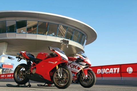 Rumor Volkswagen Group akan menjual Ducati kembali mencuat. Jika benar terjadi, langkah ini berpotensi mengubah arah bisnis pabrikan motor asal Italia sekaligus memengaruhi industri otomotif global.