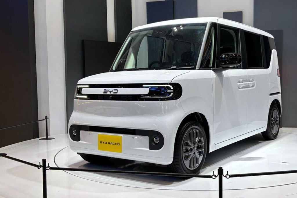 BYD Racco menghadapi tantangan besar di Jepang. Simak peluang mobil listrik mungil ini menembus pasar kei car dan merebut perhatian konsumen Negeri Sakura.