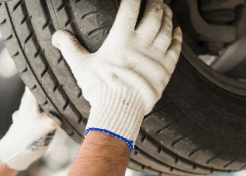 Rotasi ban truk yang tepat dapat membantu meratakan keausan dan menghemat biaya operasional. Simak waktu, pola rotasi, tekanan angin, dan tips perawatannya.
