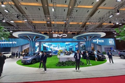 BYD mengklaim meraih lebih dari 4.000 SPK di GIIAS 2026. Simak strategi BYD, respons konsumen, dan tantangan setelah pameran berakhir.