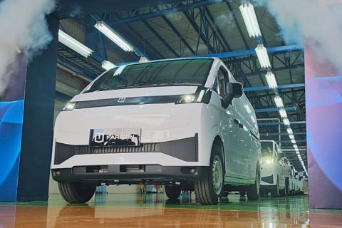 Farizon V8E menjadi kendaraan niaga listrik yang disiapkan untuk pasar Indonesia dan berpeluang dirakit di Purwakarta. Simak spesifikasi, baterai, jarak tempuh dan fiturnya.
