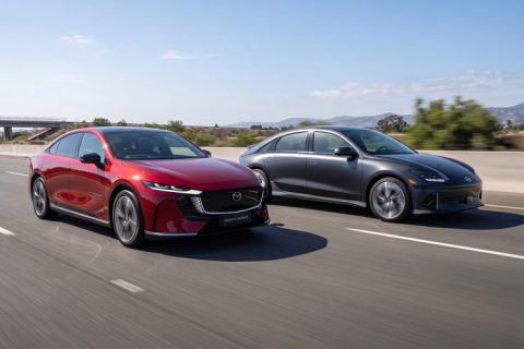 Mazda 6e Fastback dan Hyundai Ioniq 6 sama-sama menawarkan teknologi mobil listrik modern. Simak perbandingan desain, performa, teknologi, dan karakter keduanya.