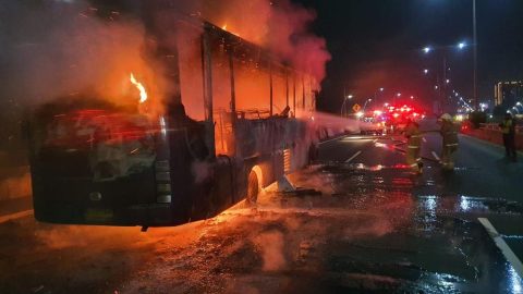 Mengisi power bank di bus perlu dilakukan dengan hati-hati. Kenali risiko panas berlebih, korsleting, baterai rusak, dan tips aman saat mengecas selama perjalanan.