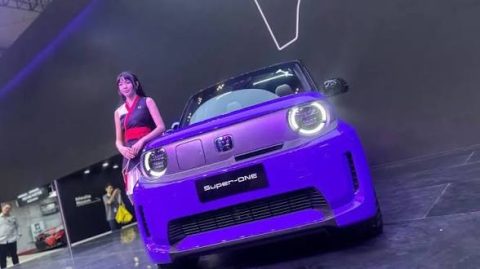 Harga Super-ONE akhirnya resmi diumumkan. Dibanderol Rp438 juta, kendaraan ini langsung menjadi sorotan berkat kombinasi teknologi modern, fitur premium, dan desain futuristis yang ditawarkan.