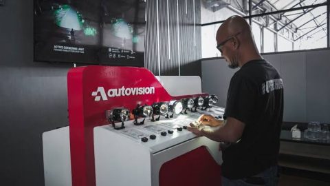 Autovision memperkenalkan berbagai teknologi lampu kendaraan terbaru dalam ajang Driver Experience pertama di Indonesia. Mulai dari teknologi Gyroscope hingga Total Internal Reflection (TIR), inovasi ini diklaim mampu meningkatkan keselamatan dan kenyamanan berkendara.