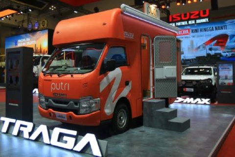 Isuzu Traga bertransformasi menjadi salon berjalan melalui kolaborasi dengan Putri Hair Choice. Konsep ini menunjukkan bagaimana kendaraan niaga dapat dikembangkan menjadi bisnis jasa kecantikan yang fleksibel.