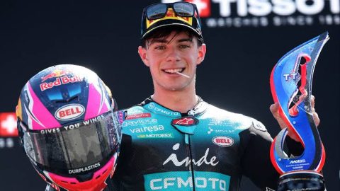David Alonso siap naik ke MotoGP bersama Honda setelah dominan di Moto3 dan berkembang di Moto2. Simak perjalanan serta peluangnya menjadi superstar baru.