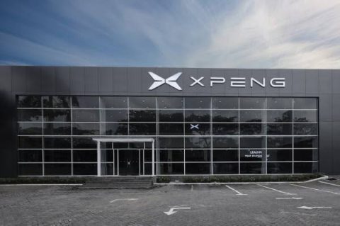 XPeng membuka gerai ke-500 secara global di Surabaya. Simak alasan pemilihan Kota Pahlawan dan strategi XPeng memperluas pasar mobil listrik di Indonesia.