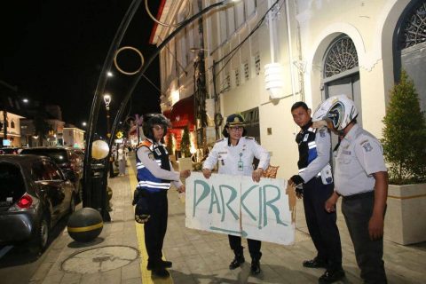 Parkir umum sering ricuh gara-gara tagging tempat kosong? Simak cara pengelola dan pengendara mencegah konflik serta menciptakan sistem parkir yang tertib.