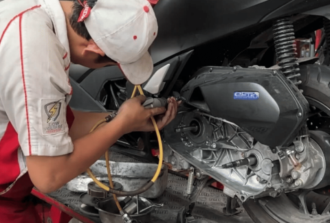 Motor matik terasa gredek saat tarikan awal? Kenali penyebabnya mulai dari kampas ganda, rumah kopling, debu CVT hingga roller dan V-belt.